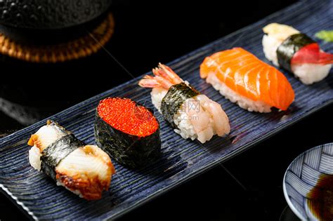 日式料理美食手握寿司高清图片下载-正版图片500876577-摄图网