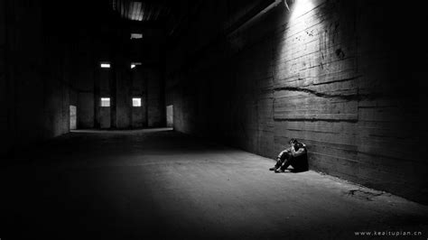 在黑暗中痛苦的男人难过的人高清图片下载-正版图片501703654-摄图网