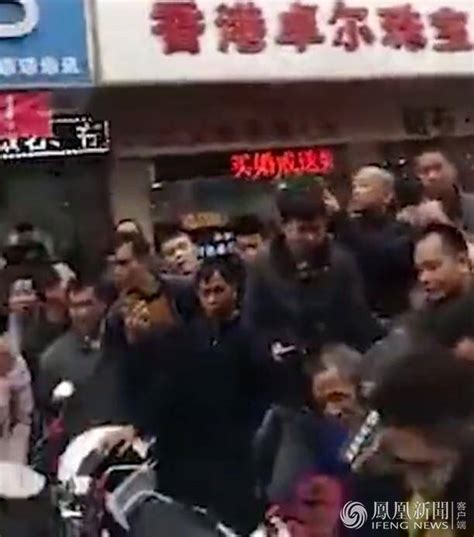 北京街头众人群殴 引发人群围观_新浪图片