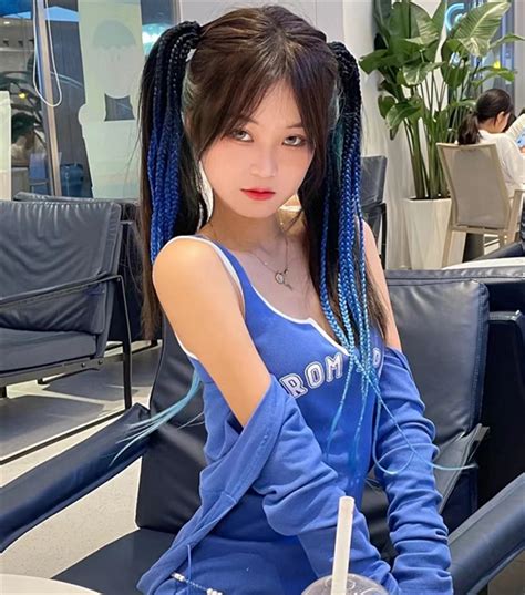摇滚温柔发型女生头像
