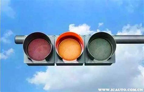在堵车的交叉路口绿灯亮时车辆要怎样做？-有驾