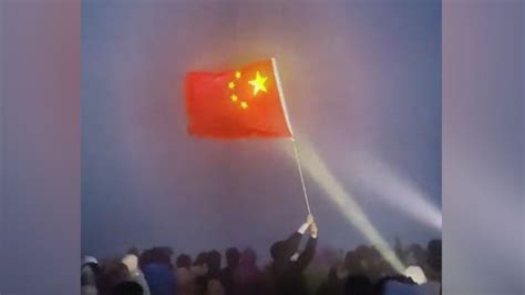 信仰的力量！武功山有人挥舞五星红旗周围游客自发用闪光灯照亮_腾讯视频