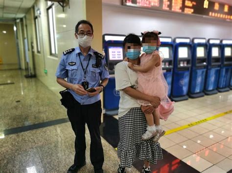3岁小女孩医院里乱跑走丢，所幸民警送回_上海滩_新民网