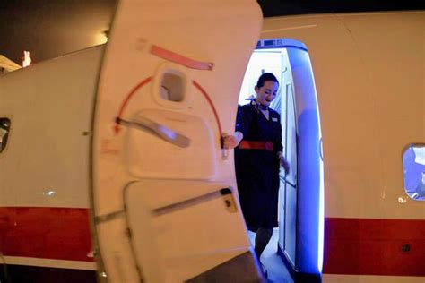 飞机舱门那么笨重，为什么非要空姐手动开关？