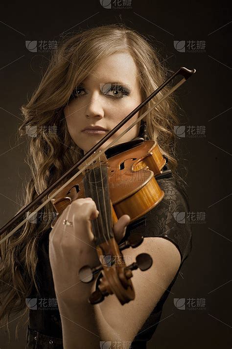 荷兰美女小提琴家沪上演绎“灵动之美”_音乐频道_凤凰网