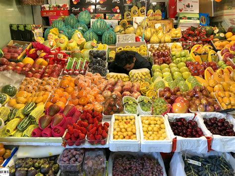 农贸市场摊位上的新鲜蔬菜高清图片下载-正版图片600396186-摄图网