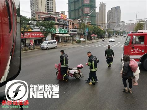 福州女骑手路中央滑倒 消防车当起“隔离墙”_视频_长沙社区通