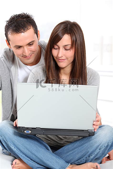 年轻夫妇在网上冲浪高清摄影大图-千库网