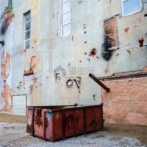 废弃工厂建筑旧墙的宽角度高清图片下载-正版图片504778286-摄图网