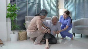 照顾者和妻子帮助一名老人躺在家里的客厅地板上，祖父因摔倒在地而受伤。_3840X2160_高清视频素材下载(编号:20482135)_全部_光 ...