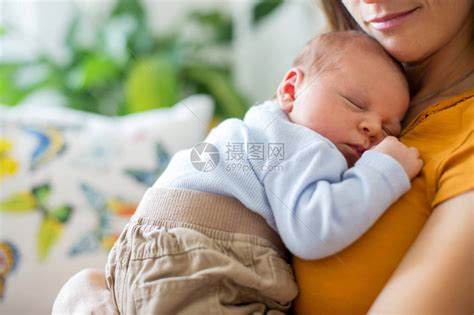 年轻母亲轻地抱着她新生的男婴高清图片下载-正版图片507410848-摄图网