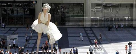【世界最尴尬雕像，造价500万，因游客这一行为仅300天后被拆| 世界上的知】_傻大方