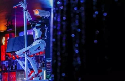 机器人在法国夜总会跳钢管舞，表演“性感”高科技艺术_中国机器人网