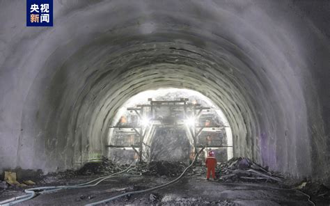 西北在建客专第一长隧中兰铁路香山隧道贯通_手机新浪网