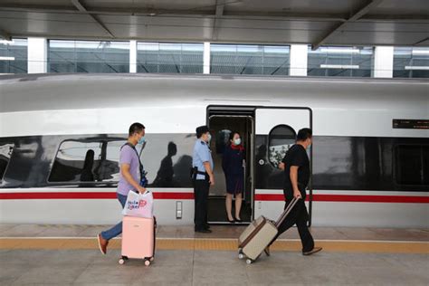 信阳邮政：向G3119次高铁首批乘客发放纪念品-信阳日报-图片