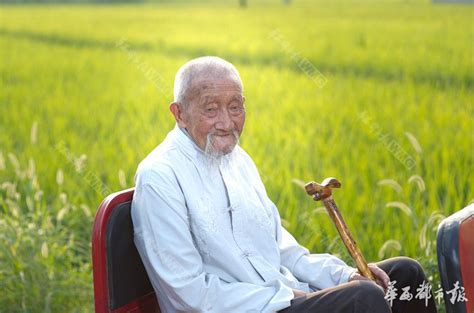 106岁彭山老人李志轩的长寿秘诀：最爱兜风、洗脚、听嗨歌 - 成都 - 华西都市网新闻频道