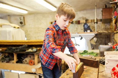 生产、制造和木工行业概念-木匠在家具厂车间使用滑动面板锯和锯切纤维板。高清摄影大图-千库网