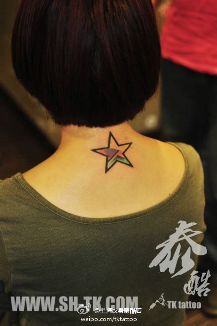 女生后颈部时尚经典的五角星纹身图案