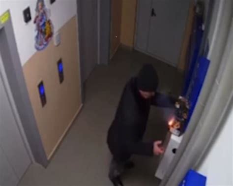 俄罗斯男子在公寓楼里点燃烟花 拿在手中不慌不忙走出门