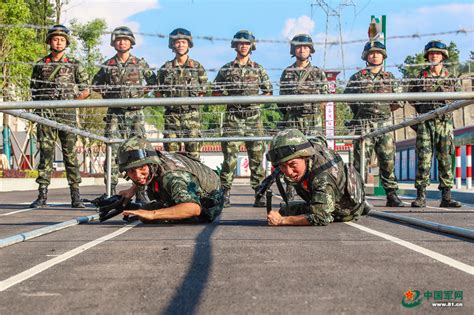 保亭公安干警部队官兵开展反恐处突应急演练_海南频道_凤凰网