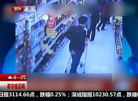 重庆：男子超市行窃动作滑稽 好酒藏在衣袖里带走_腾讯视频