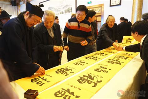 东吴书画院六周年作品展在西津渡开幕 他们助学公益坚持六年_今日镇江