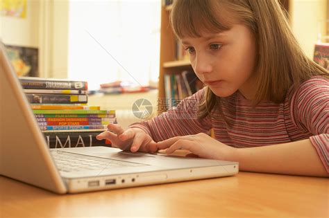 使用计算机的小女孩高清图片下载-正版图片501457494-摄图网