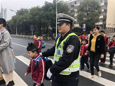 开屏新闻-暖心！小孩独自“逛马路”，交警帮其找家人