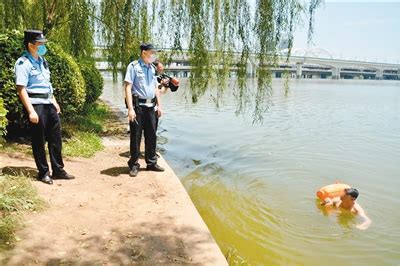四川德阳水务局某部门负责人在泳池内殴打男童，只因撞了他妻子-搜狐大视野-搜狐新闻