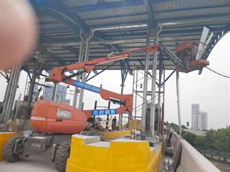 杰程18米电动曲臂升降机出租助力广州南站收费站搭建-广州杰程机电设备有限公司