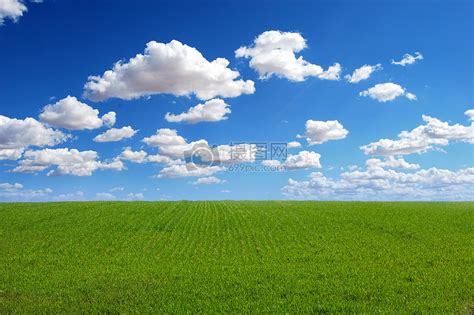 蓝天白云绿草地图片素材-正版创意图片500575551-摄图网