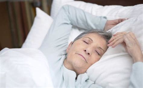 中老年人几点起床最好？60岁以后，最佳睡眠时长是多少？|睡眠|中老年人|身体_新浪新闻