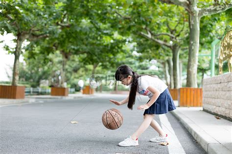 校园林荫道上打篮球的小学生女生高清图片下载-正版图片500605424-摄图网