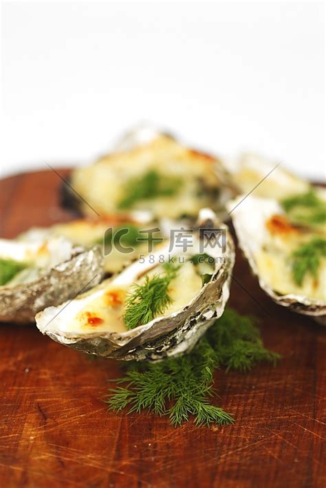 奶酪和莳萝下的牡蛎生蚝烤扇贝高清摄影大图-千库网