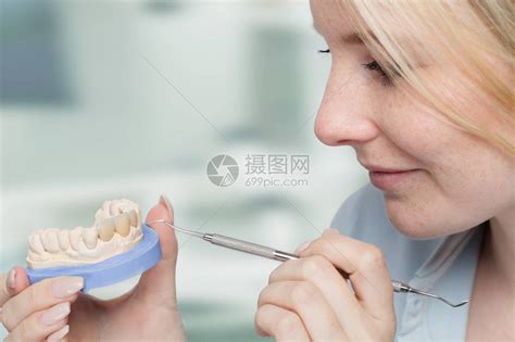 牙科技师将牙桥冠放在石膏上视频素材_ID:VCG42N959155990-VCG.COM