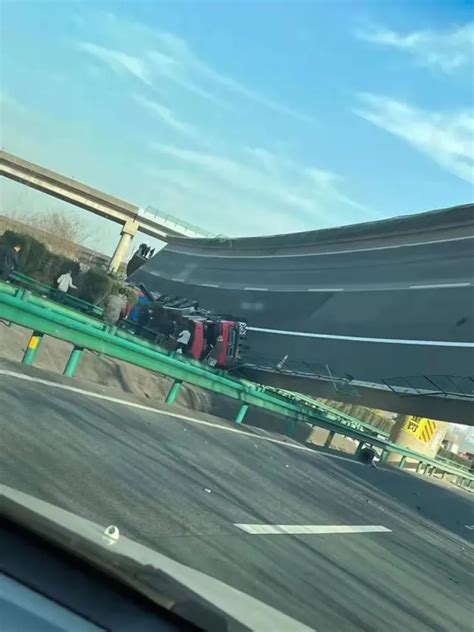 无锡高架桥侧翻事故：已致3死2伤，初步认定系车辆超载所致 - 消防百事通