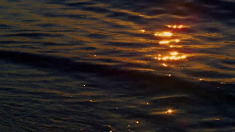 夕阳西下黑暗的海水冲破沙滩平静的海浪拍打着视频特效素材-千库网