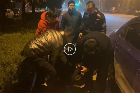 安徽铜陵：4男子酒后持刀伤人，抓捕中辅警手臂受伤_凤凰网视频_凤凰网