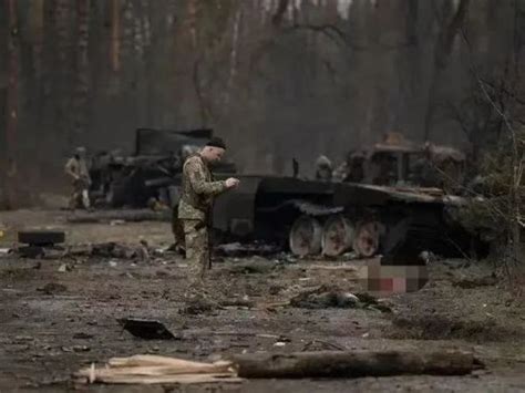 惨烈！俄维和车队经过处满地亚美尼亚士兵尸体 民众动手烧毁房屋|亚美尼亚|阿塞拜疆|士兵_新浪新闻