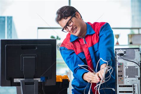 年轻工程师在办公室修理破损电脑高清图片下载-正版图片506567171-摄图网