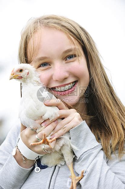 女孩养鸡的年少少女高清图片下载-正版图片322073927-摄图网