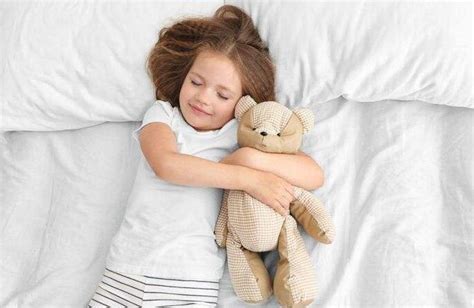 孩子们白天的睡眠有趣的婴儿睡在家里的床后面儿童节位置健康睡眠睡高清图片下载-正版图片506281971-摄图网