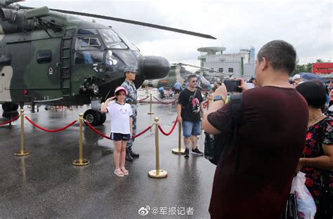 驻香港部队营区开放 市民与武器装备亲密接触 - 中国军网