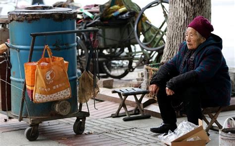 襄阳：90岁的老人街边卖烤红薯15年，生命在于运动！|襄阳|烤红薯|街边_新浪新闻