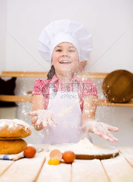 在厨房做面包的可爱女孩高清图片下载-正版图片504864729-摄图网