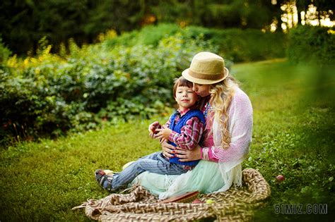 母亲和女儿幸福的抱在一起高清图片下载-正版图片501534123-摄图网