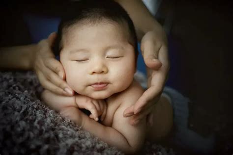 婴儿二月哭多久（孩子一月睡）-幼儿百科-魔术铺
