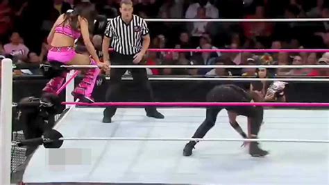 WWE女子撕衣摔角，这么激烈的摔跤场面，不容易看到！_腾讯视频