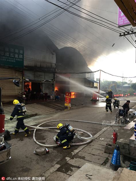 昆明一农贸市场突发火灾 近200名消防员扑救--图片频道--人民网