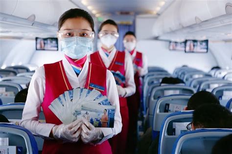 中国赴美航班旅客爆满，全是带娃家庭和中老年夫妻_疫情_秦刚_叶先生